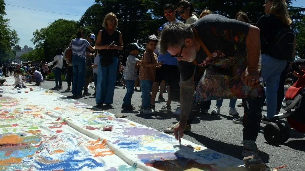 Cientos de niños y niñas de Tandil pintaron la bandera de Chacinar junto a Milo Lockett y Manuel Paz